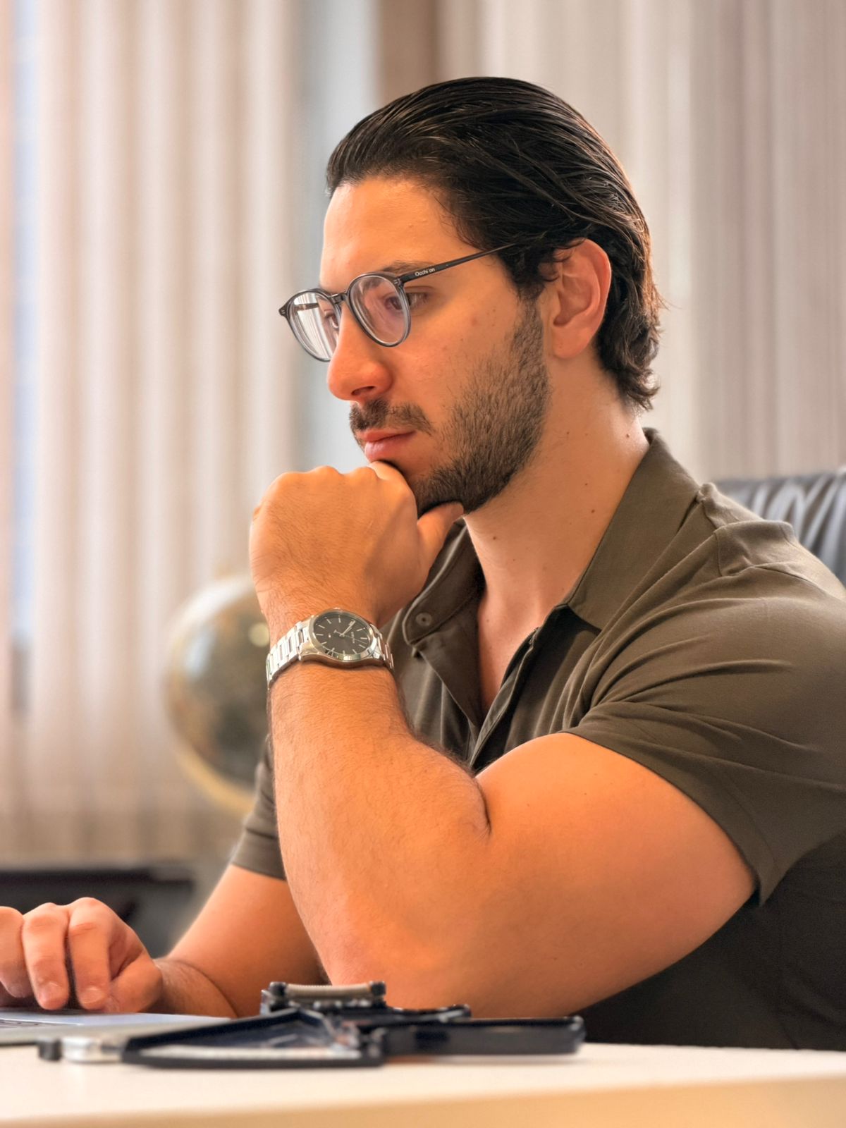Rafael Lauand analisando uma avaliação de composição corporal